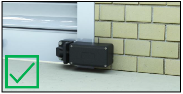YG80 lock mounted horizontally on the door frame with a green check mark indicating a correct installation.